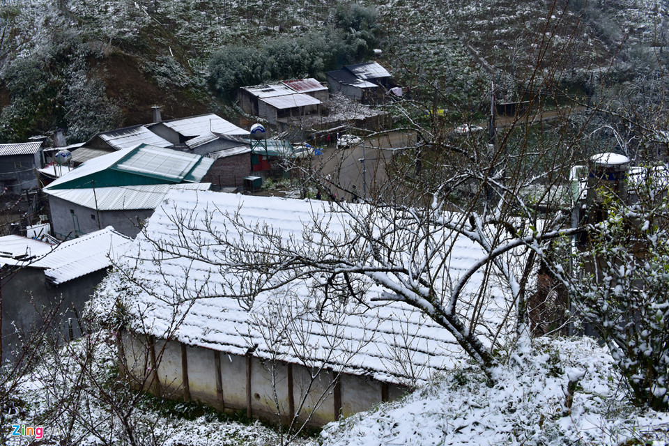Toàn cảnh tuyết bao phủ trắng đường lên Sa Pa
